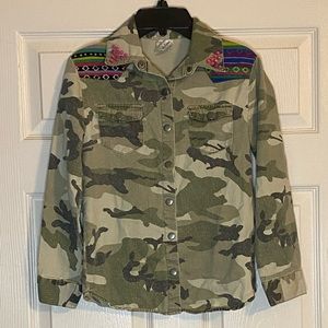 D-Signed Girls Camo Snap Button Shirt. Size M.